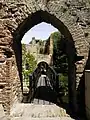 Vue à travers la porte principale sur le château avant.