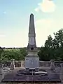 Le monument aux morts près de l'église (août&nbsp;2012)
