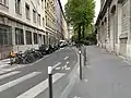 La rue en 2019, depuis le nord, à la hauteur de l'école maternelle Michel-Servet.