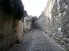 Vue de la courbe d'une rue soulignant le bord de l'amphithéâtre.