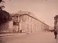 Photographie prise par Eugène Atget en 1898. À gauche l'ancien cabinet d'Histoire naturelle du Muséum, démoli en 1935 et remplacé depuis 1959-1963 par la réserve de la bibliothèque centrale du MNHN. À droite on entrevoit l'ancien Hôpital de la Pitié, démoli en 1912 et remplacé par la mosquée de Paris, des immeubles d'habitation et la clinique Geoffroy St-Hilaire.