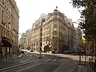 Rue Montmartre, à l'angle du no 56 de la rue Notre-Dame-des-Victoires, face-droite.