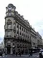No&nbsp;101 : vue générale de l’immeuble montrant les cariatides.