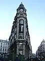 No&nbsp;130 : vue générale prise à l’angle des rues Réaumur et Léon-Cladel.