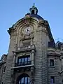 No&nbsp;134 : détails de la façade avec l’horloge.