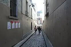 Partie étroite de la rue vue depuis la rue Lepic.