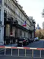 La rue vue de la rue du Faubourg-Saint-Honoré.