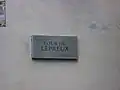 Plaque en métal monolingue en français.