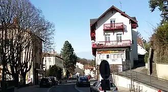 Élargie après le déplacement de la maison de la presse en 1956, état actuel de l'avenue Charles-de-Gaulle.