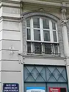 Pierres, fonte, verre et briques bleues.