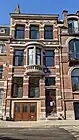 aux nos&nbsp;115 et 117, deux maisons de style éclectique teinté de néo-Renaissance flamande, par et pour l'architecte Victor Steuve en 1911. Façades en briques rehaussées de pierre blanche. Soubassement en pierre bleue. Au no&nbsp;115, maison de trois niveaux et de trois travées. Baies rectangulaires inscrites entre des pilastres colossaux.