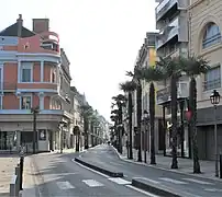 Face à la mairie.