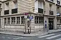 Commissariat au croisement avec la rue du Pré-aux-Clercs.