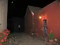 une rue peinte en rouge, le soir