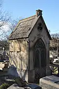 Chapelle funéraire de la famille Courtois-Rouvray (fin XIXe&nbsp;siècle néogothique), inscrite à l'inventaire.