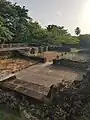 Ruines de la maison coloniale de Santé en juillet 2022 et la chaise tordue
