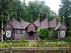 Une rumah gadang (en), maison traditionnelle des Minangkabau.