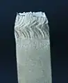 Rupture en traction d'une éprouvette en acier de section rectangulaire 10&nbsp;mm×3&nbsp;mm, avec plan de rupture à 45°