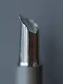 Rupture en traction d'une éprouvette en aluminium de 8&nbsp;mm de diamètre, avec plan de rupture à 45°