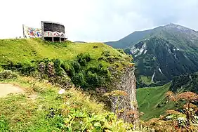 Le monument et les montagnes environnantes