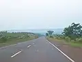 Route dans la province de Misiones près de la frontière avec celle de Corrientes. Au fond, la sierra de Misiones.
