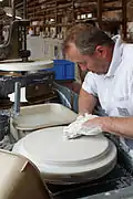 Pâte étalée sur une basane.