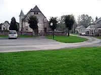 À Séchelles, contrairement à la plupart des autres villages de la région, l'église n'est pas en surplomb et l'espace autour d'elle laissé par les maisons est important. La topologie étant différente (terrain plat, moins accidenté), le mode de défense des environs immédiats de l'édifice était-il autre ?