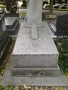 Sépulture DUBOIS-DESCOURS de la MAISONFORT. Concession perpétuelle no 224 P de 1848 (division 5 - ligne 3 - tombe 1 - Avenue Cordier).