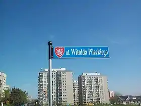 Panneau de rue portant le nom de Pilecki à Kłodzko.