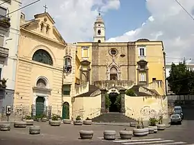Le parvis et la façade