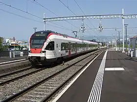 Rame FLIRT RABe 523 028 de la ligne S3 du RER vaud quittant la halte de Prilly-Malley en direction de la gare de Renens.