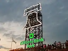 Tour métallique supportant un contour illuminé de la Liberty Bell et les mots « Citizens Bank Park.
