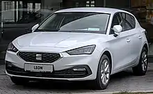 une voiture blanche