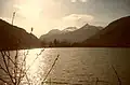Le lac de la base de loisirs d'Orcières-Merlette au coucher de soleil en mars.