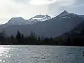 Le lac. Vue au fond sur le massif du Vieux Chaillol avec les sommets du Vieux Chaillol, du Palastre et de la Pousterle.