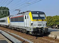 La photo couleur montre une rame récente dans la gare refaite.