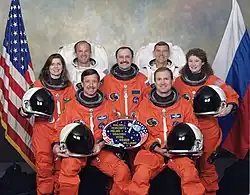 Devant : Scott Horowitz et James Halsell; Derrière : Mary Weber, Jeffrey Williams, Juri Usachev, James Voss et Susan Helms