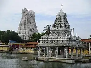 Le temple Thanumalayan à Suchindram&nbsp;(en), temple shivaïte dédiée à la Trimurti.