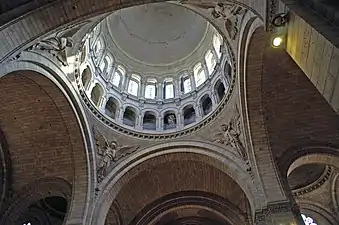 La coupole avec quatre anges (sur cinq) ; ils portent chacun un symbole de la Passion du Christ.