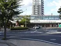 Bâtiment moderne et vitré, avec les mots Karatsu Station inscrit sur la devanture.