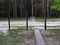 La fin du vrai tunnel « Harry » (vu du camp) de l'autre côté de la route, montrant comment il n'atteint pas le couvert des arbres.