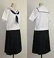 L'uniforme d'été correspondant.