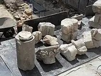 Éléments lapidaires médiévaux remployés dans les fondations de l'église du XVIIe siècle.