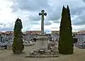 Vue d'ensemble de la croix du cimetière.