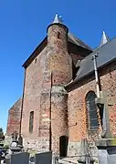 Une des deux tours d'angle avec sa porte d'entrée.