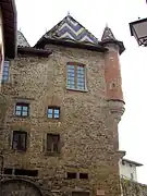 Vue sur un toit dauphinois (tuiles vernissées).