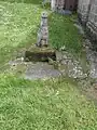 Fontaine au nord de la chapelle Saint-Adrien.
