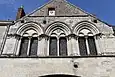 Saint-Benoît-sur-Loire, maison du XIIIe siècle, triplet de fenêtres garnies de tores.