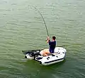 Pêcheur au lancer sur le lac.