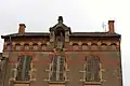 Ancienne école de filles (privée) avec sculpture de Joseph et Jésus.